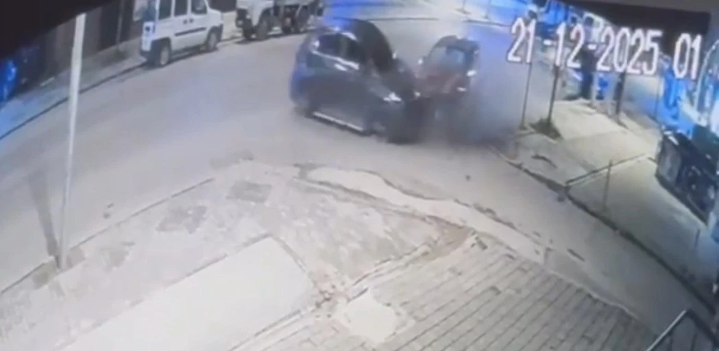 Park halindeki araca &ccedil;arpan otomobildeki 4 kişi kazayı yara almadan atlattı
