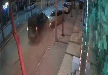 Park halindeki araca çarpıp kaçtı: O anlar kamerada