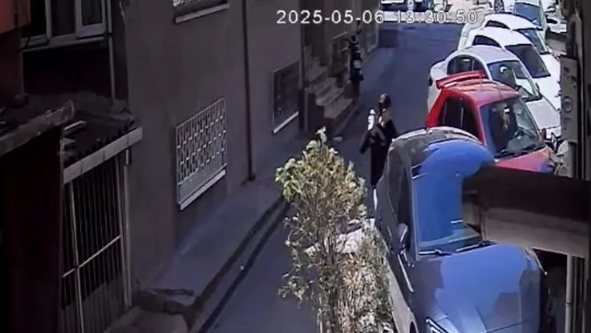 Park halindeki araca taş ve yumruklarla saldırdı: Hiçbir şey olmamış gibi yoluna devam etti
