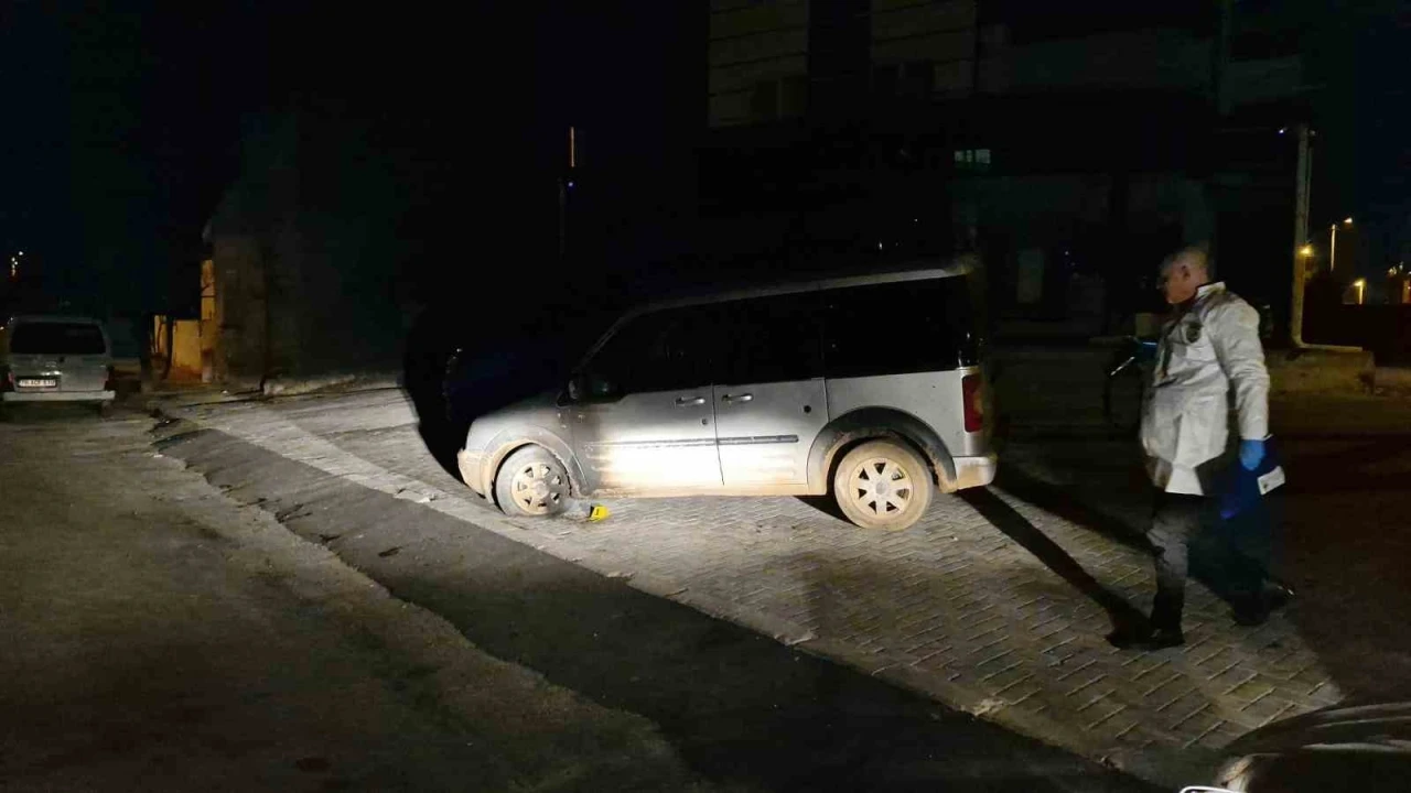 Park halindeki aracı benzin d&ouml;k&uuml;p ateşe verdi, alevler aracı sarmadan s&ouml;nd&uuml;r&uuml;ld&uuml;
