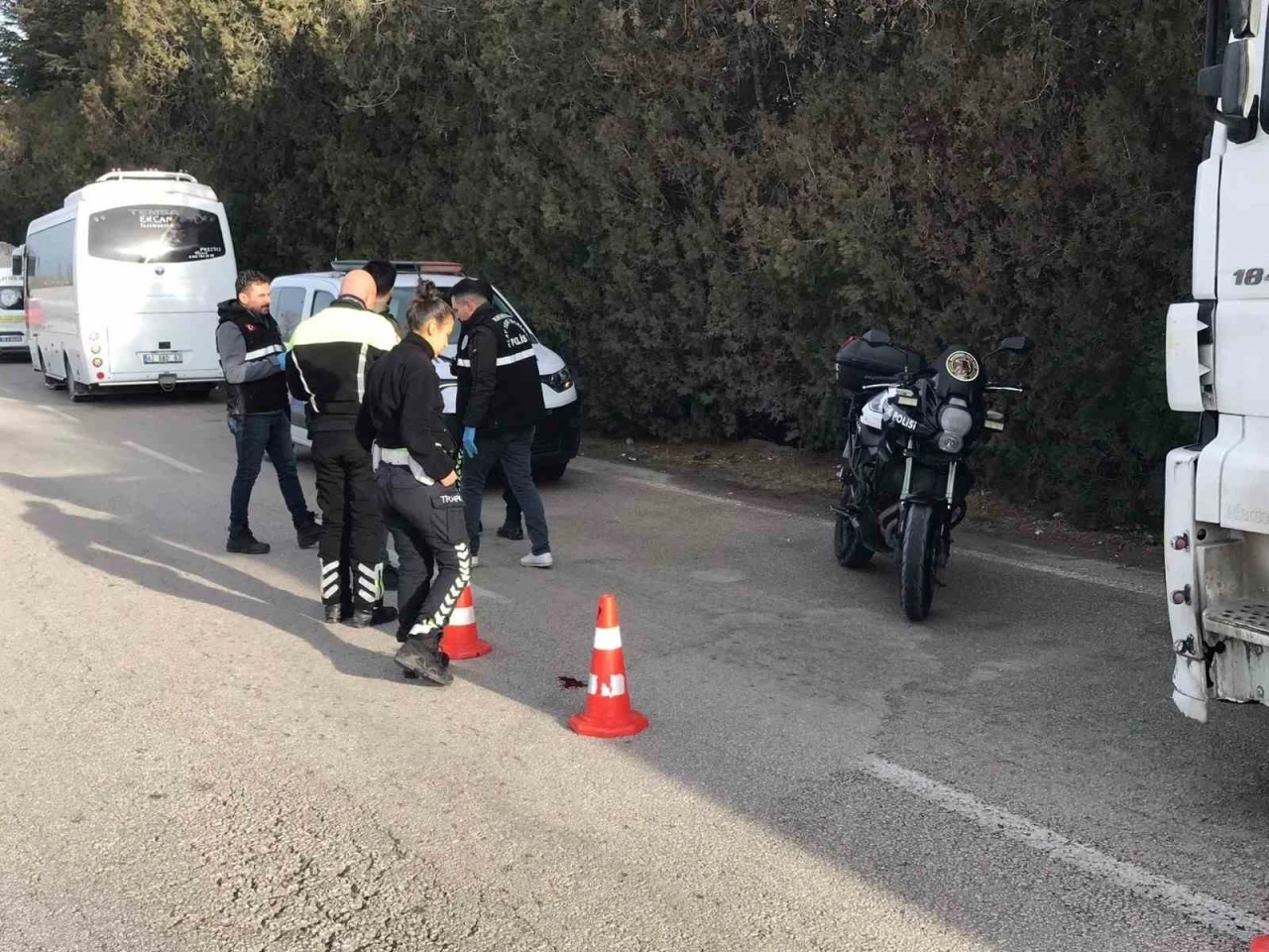 Park halindeki aracının yanında beklerken iş&ccedil;i servisi &ccedil;arptı
