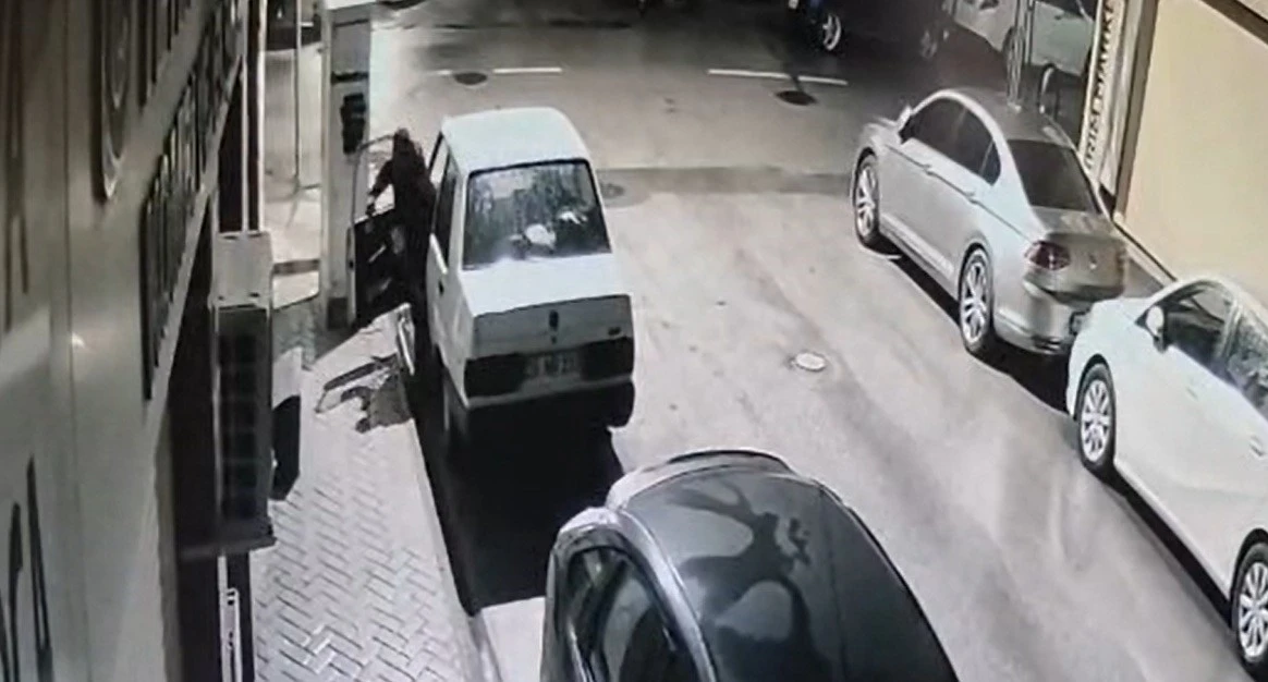 Park halindeki ara&ccedil;tan oto teyp &ccedil;alan ş&uuml;pheli yakalandı
