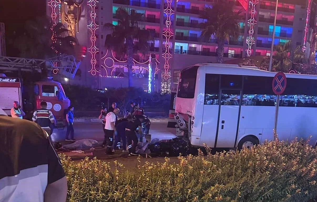 Park halindeki midibüse çarpan motosikletteki 2 genç hayatını kaybetti