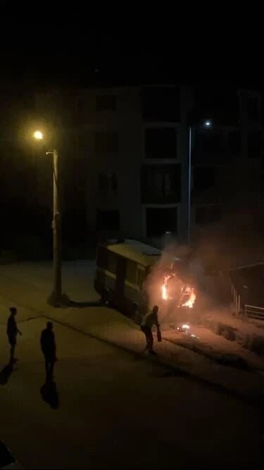 Park halindeki minibüs alev aldı
