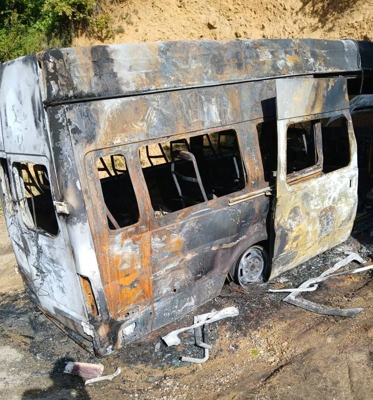 Park halindeki minibüs alev alev yandı
