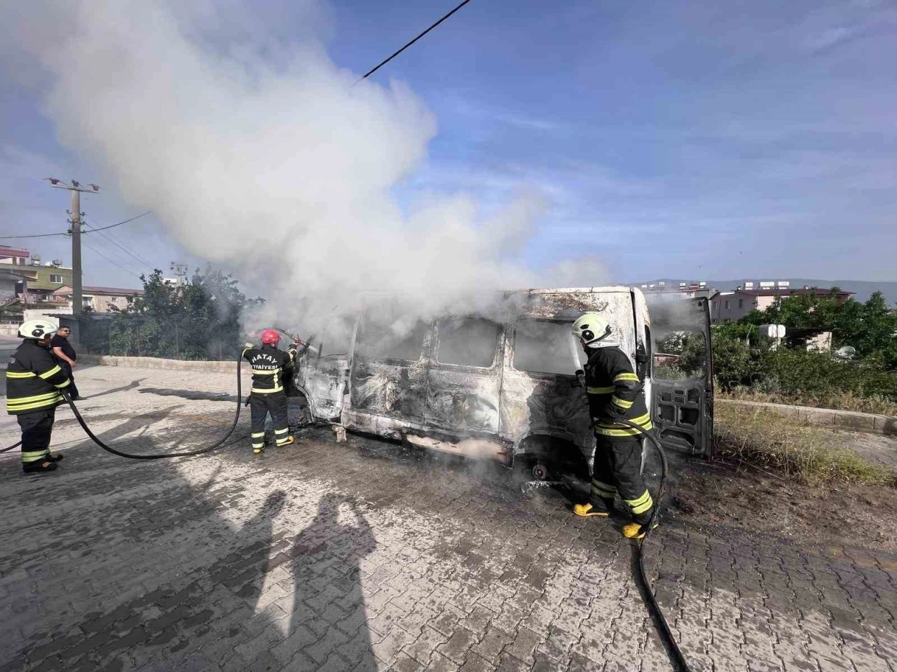 Park halindeki minibüs alevlere teslim oldu
