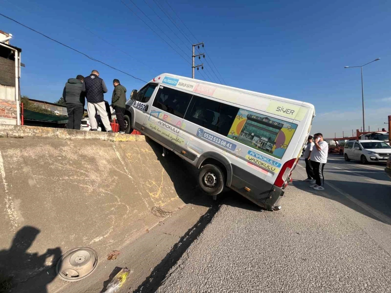Park halindeki minib&uuml;s duvardan yolun kenarına d&uuml;şerek asılı kaldı
