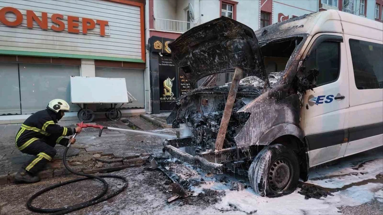 Park halindeki minib&uuml;ste yangın &ccedil;ıktı
