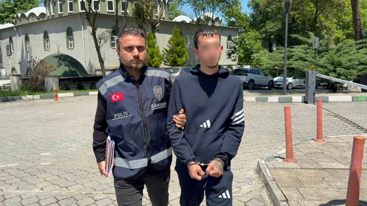 Park halindeki motosikletlere zarar verip birini &ccedil;aldı: 18 yaşındaki ş&uuml;pheli yakalandı
