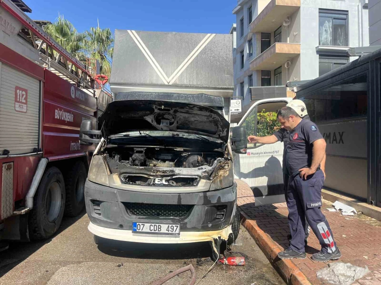 Park halindeki nakliye kamyonunda motor yangını
