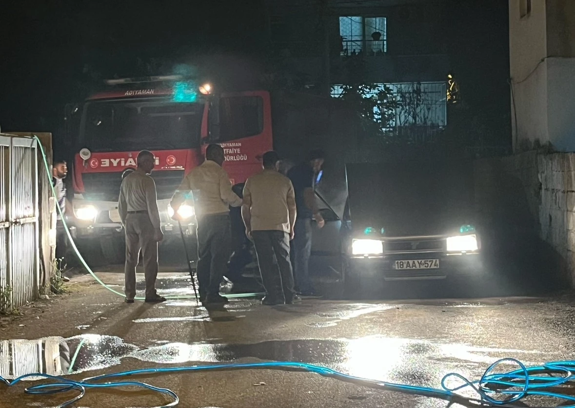 Park halindeki otomobil alev aldı

