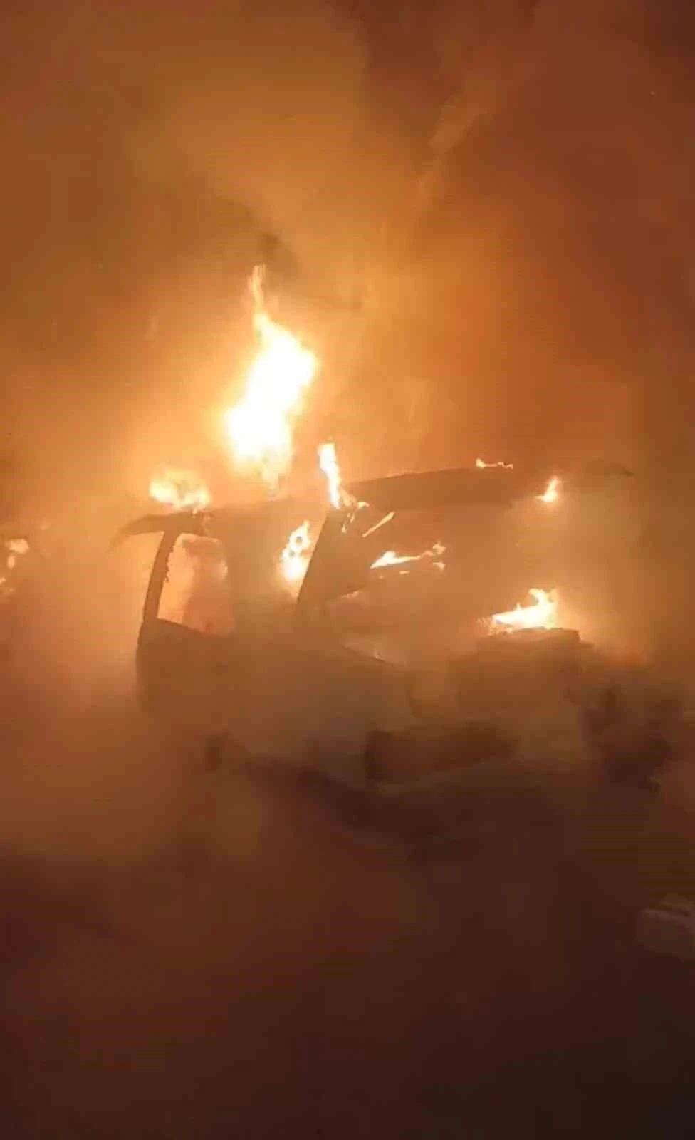 Park halindeki otomobil alev topuna d&ouml;nd&uuml;
