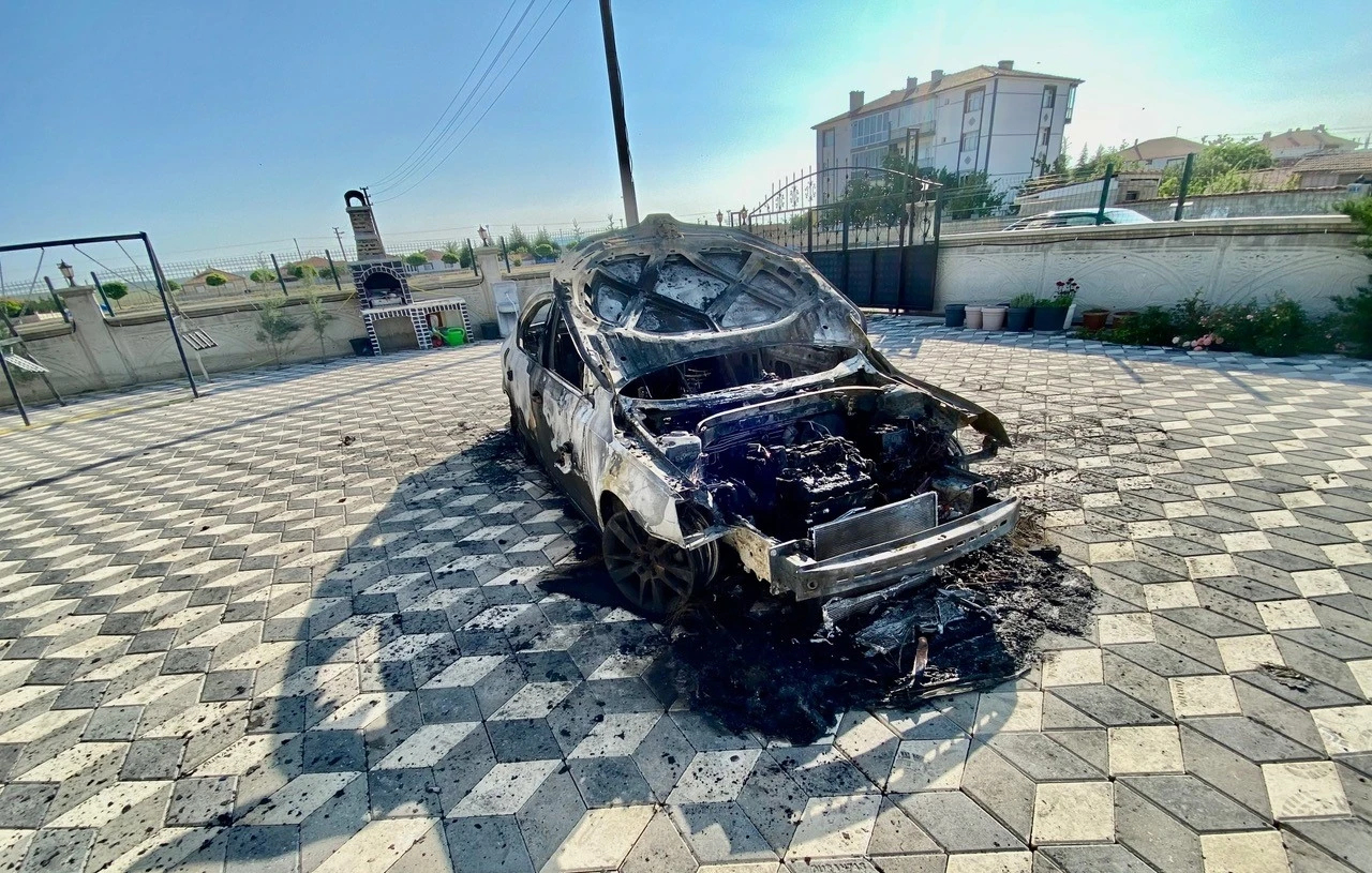 Park halindeki otomobil yanarak kullanılamaz hale geldi
