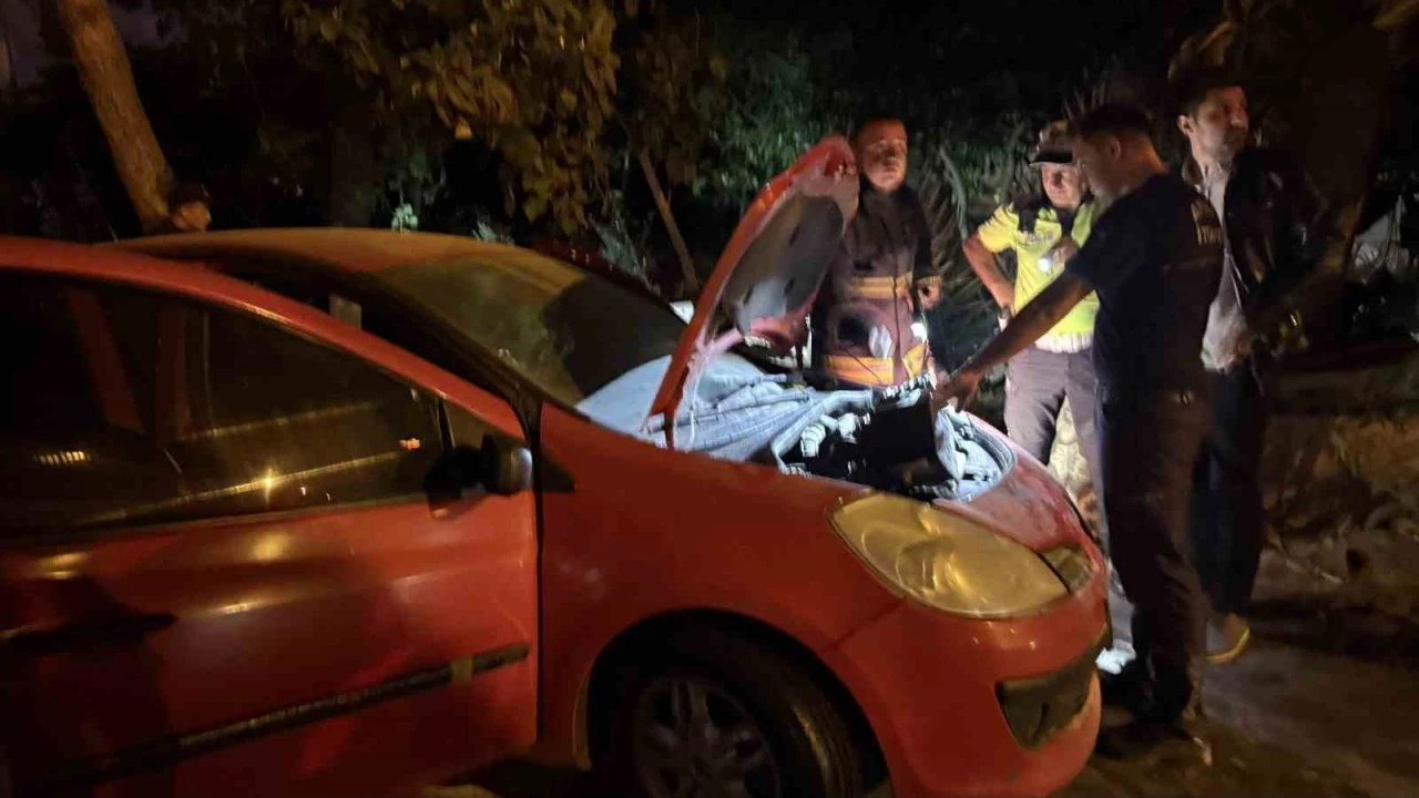 Park halindeki otomobilde çıkan yangın itfaiye ekiplerince söndürüldü
