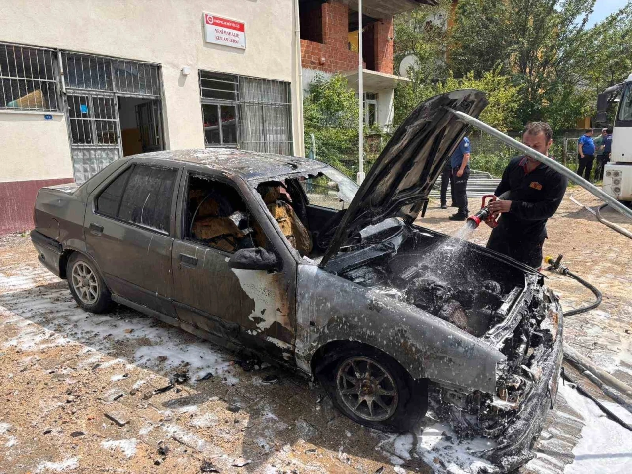 Park halindeki otomobilde &ccedil;ıkan yangın s&ouml;nd&uuml;r&uuml;ld&uuml;
