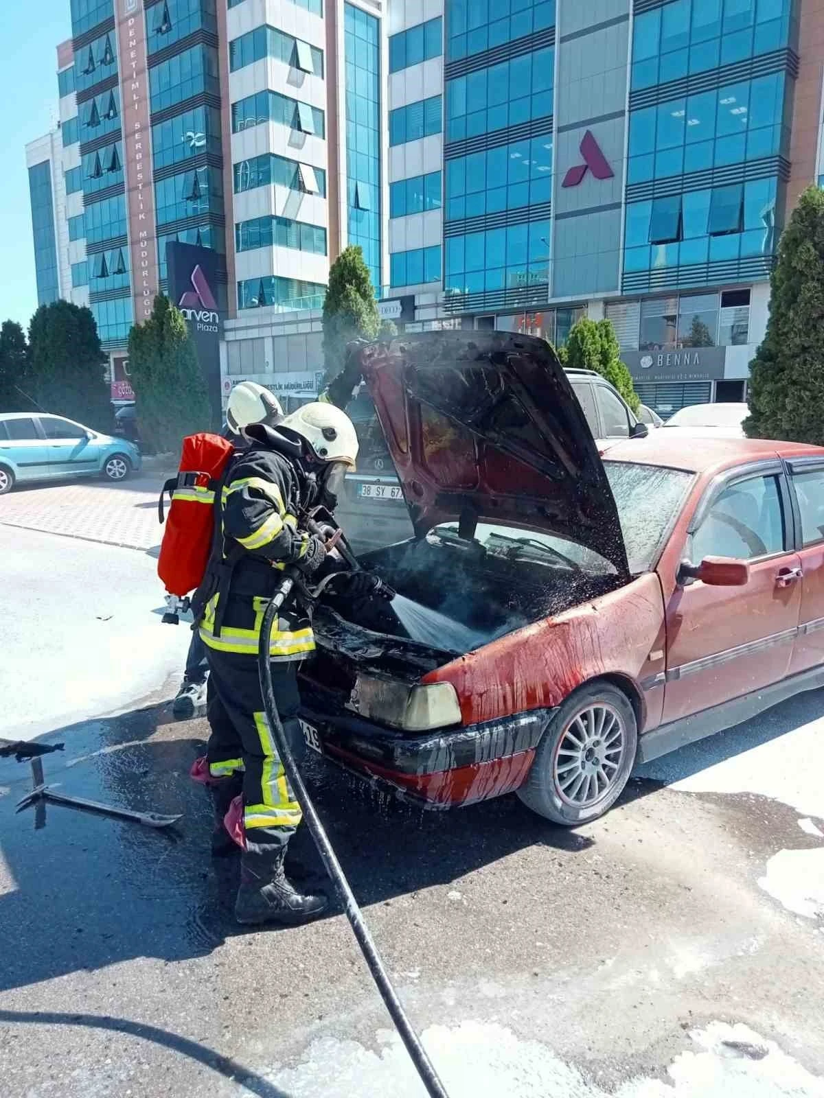 Park halindeki otomobilde &ccedil;ıkan yangını itfaiye s&ouml;nd&uuml;rd&uuml;
