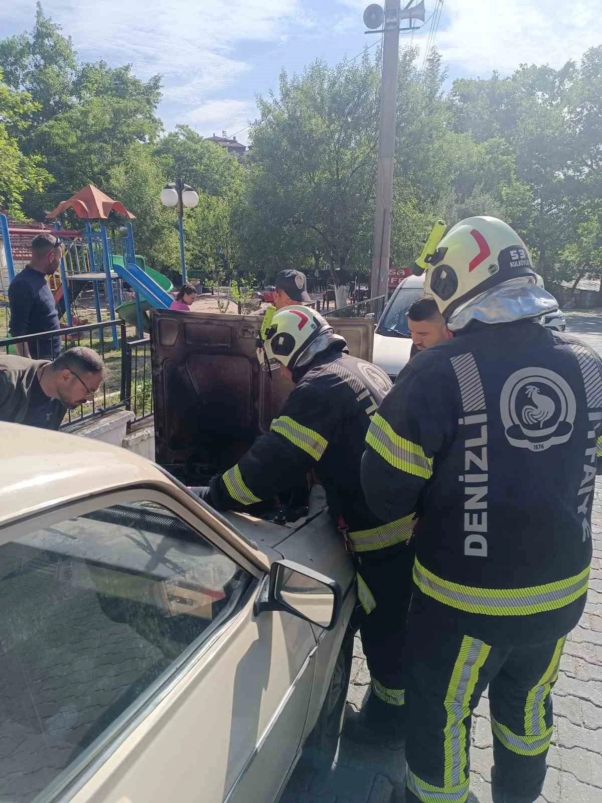 Park halindeki otomobilde çıkan yangını korkuttu
