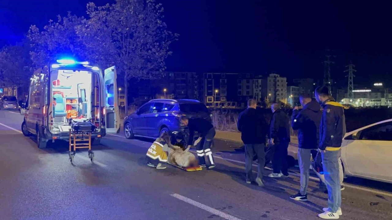 Park halindeki otomobile çarpan 15 yaşındaki motosikletli yaralandı
