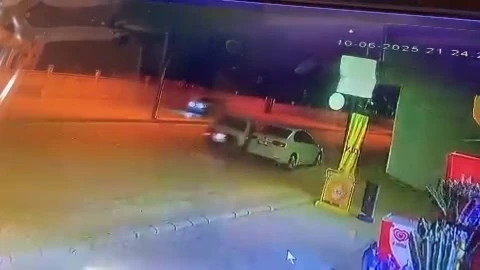 Park halindeki otomobile çarpıp kaçtı: O anlar kamerada
