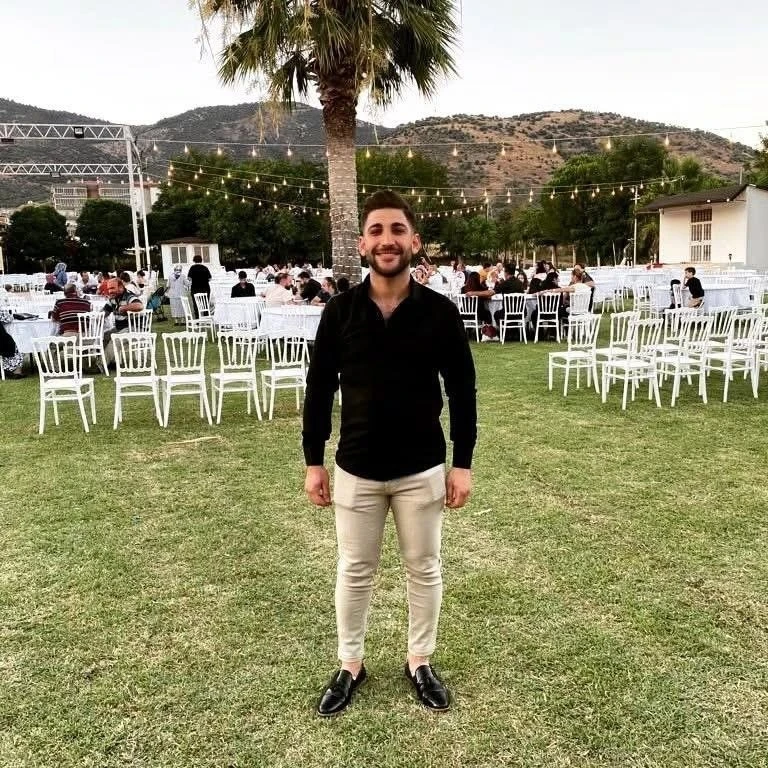 Park halindeki tıra çarpan motosikletli yaşamını yitirdi