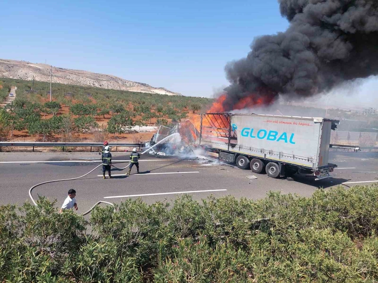 Park halindeki tıra çarpan tır alev topuna döndü: Feci kaza kamerada
