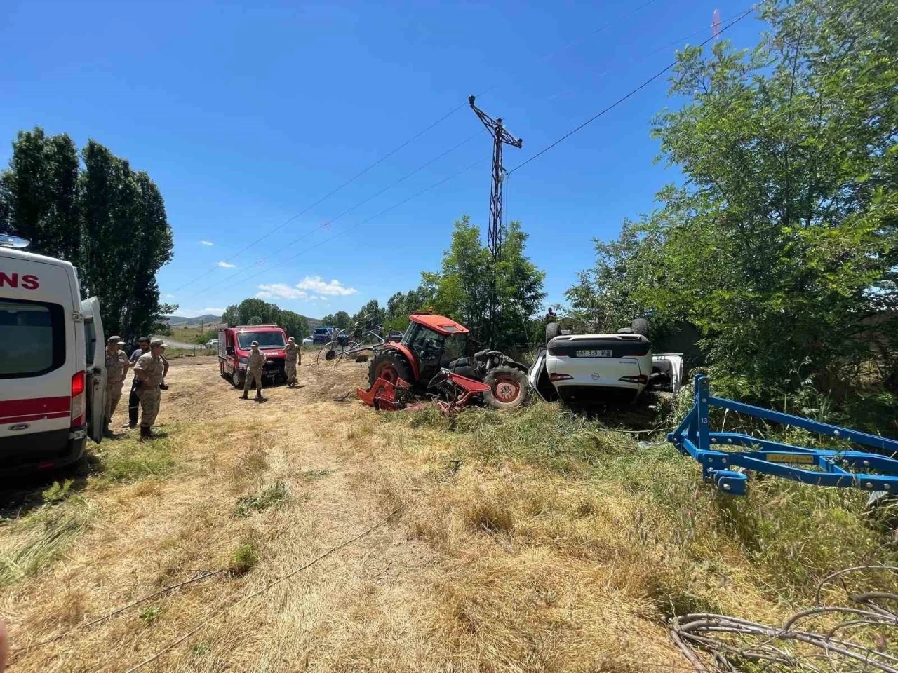 Park halindeki trakt&ouml;re &ccedil;arpan otomobil ters d&ouml;nd&uuml;: 1 yaralı
