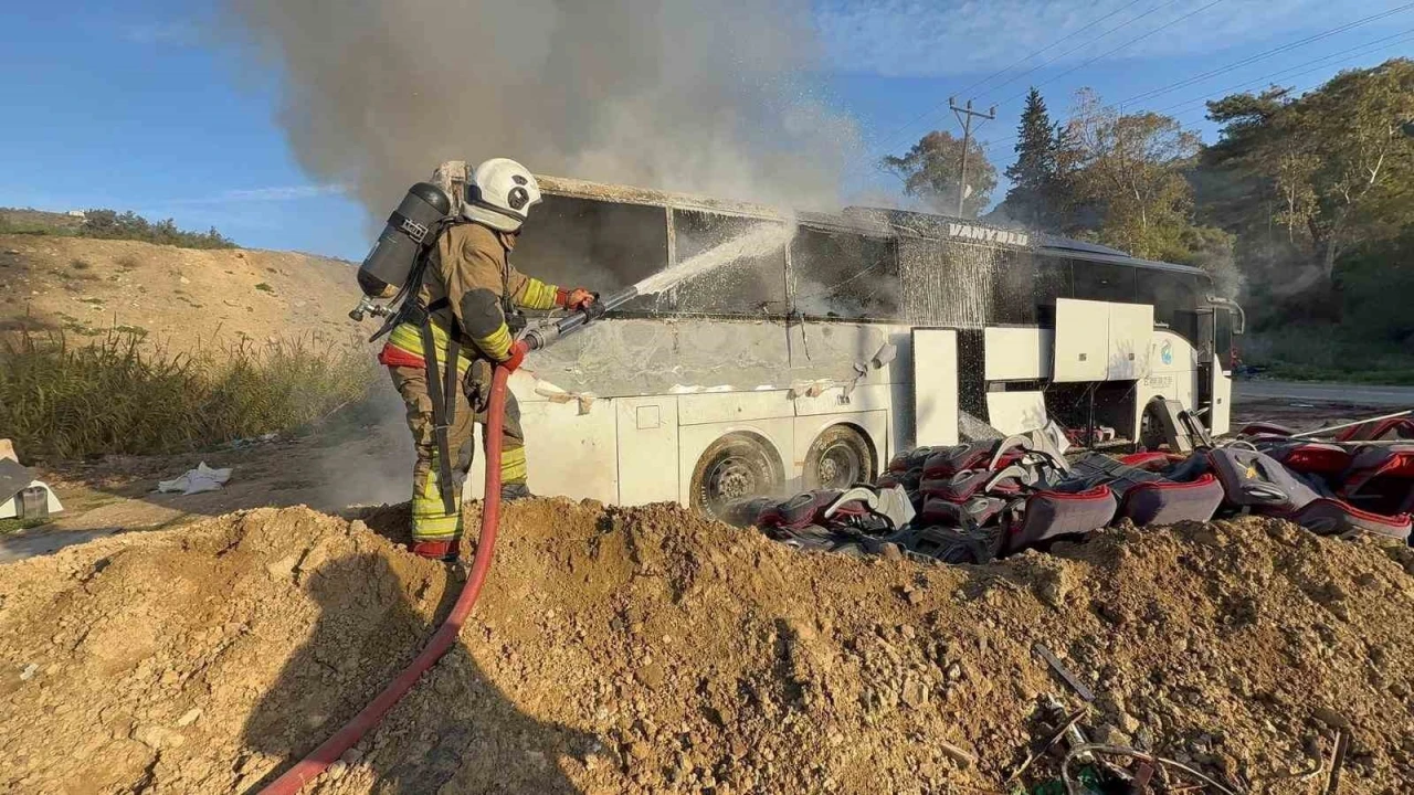 Park halindeki yolcu otob&uuml;s&uuml; alevlere teslim oldu
