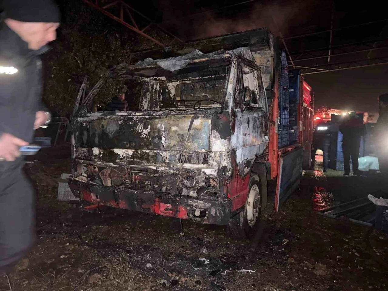 Park halindeyken yanan kamyonet kullanılamaz hale geldi
