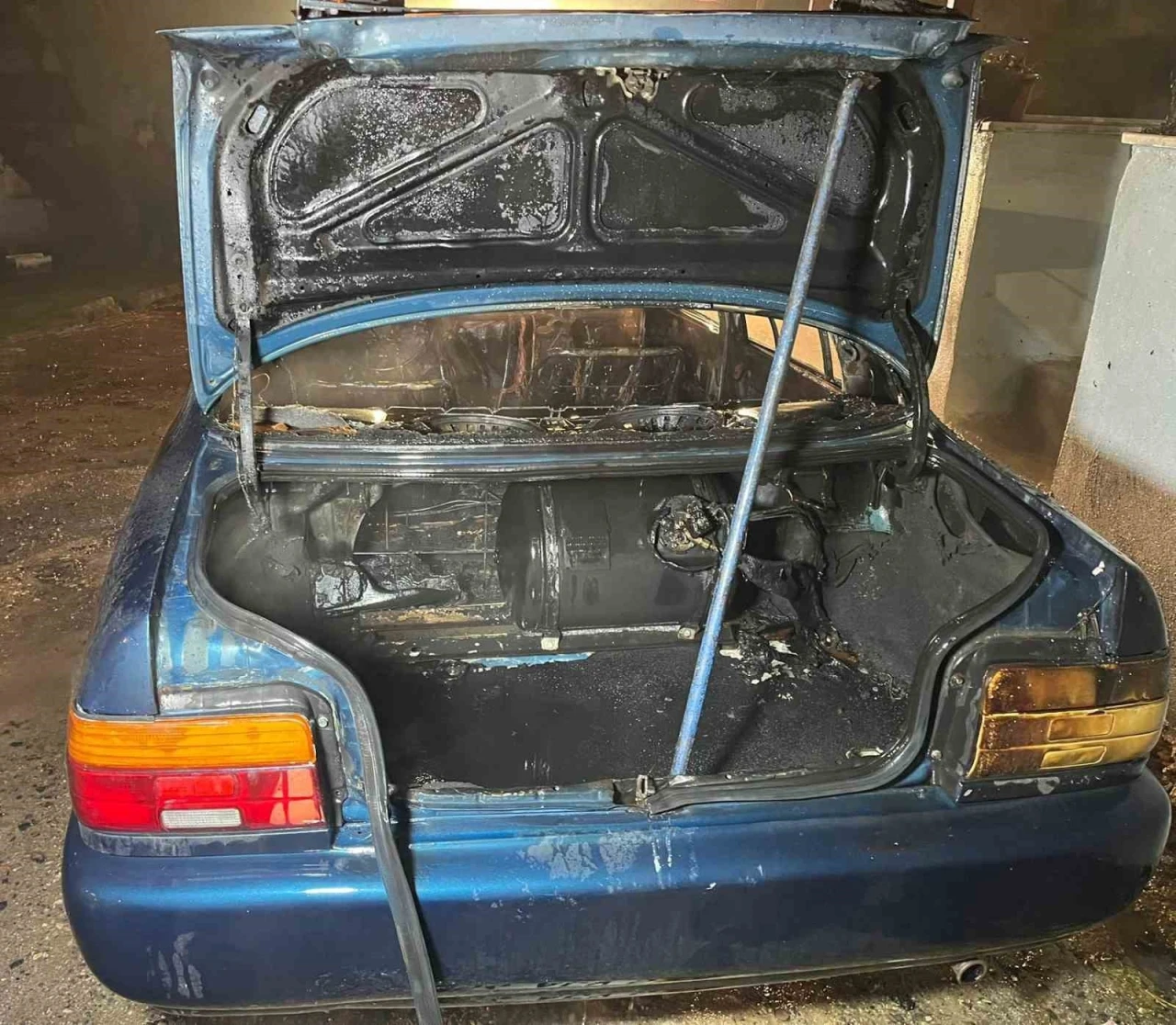 Park halindeyken yanan otomobil kullanılamaz hale geldi
