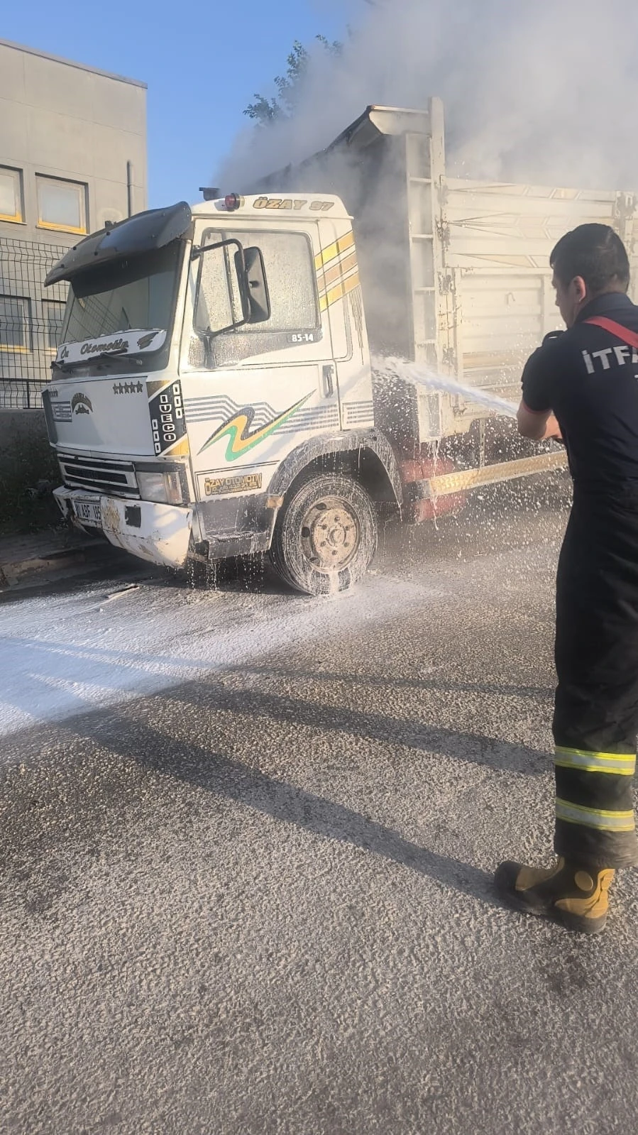 Park halindeyken yanmaya başlayan kamyonet kısa sürede söndürüldü
