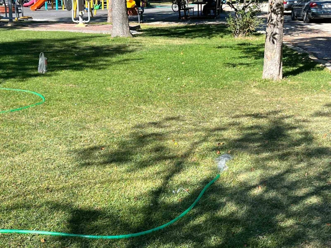 Park sulama hortumundan boşa akan su israfa yol açtı
