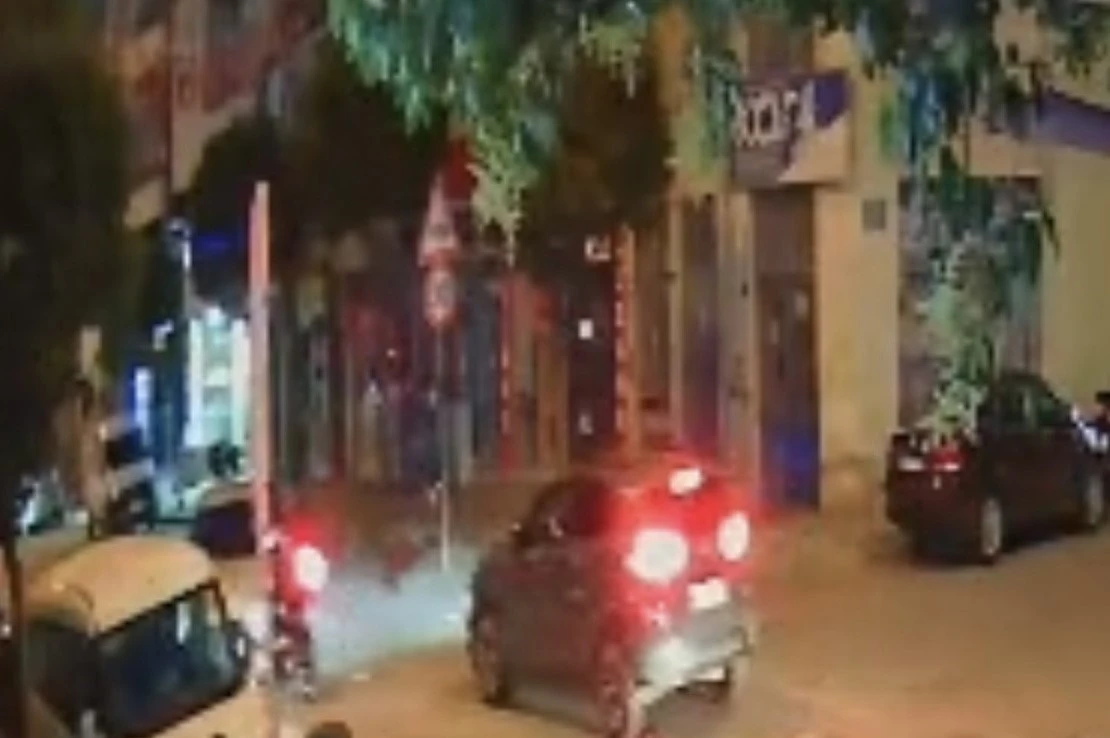 Park yerinden &ccedil;ıkan otomobile &ccedil;arpan motosikletli yaralandı
