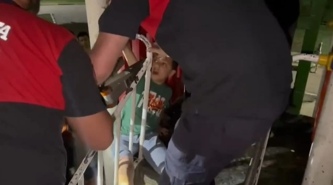 Parkta ayağı oyun grubu demirlerine sıkışan çocuk, itfaiye ekiplerince kurtarıldı

