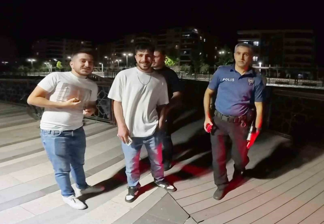 Parkta motosiklet sürdü, polise direnip gazeteci ve bekçilerin görüntüsünü çekti
