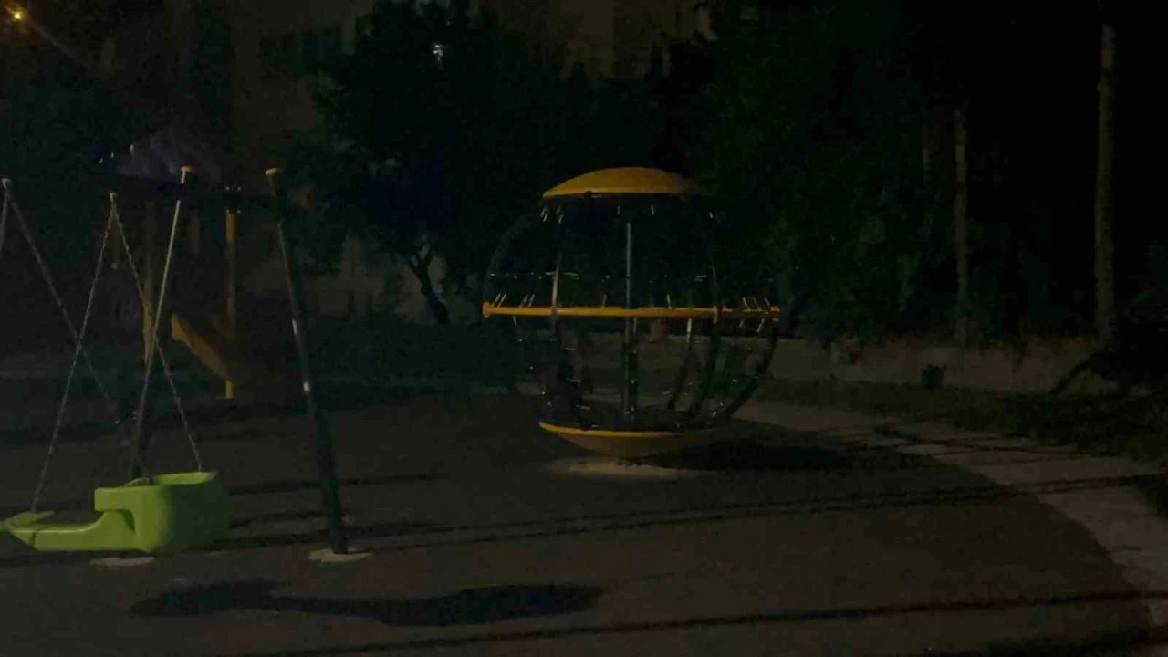 Parkta oynarken kalbi duran çocuk, hastanede tekrar hayata döndürüldü
