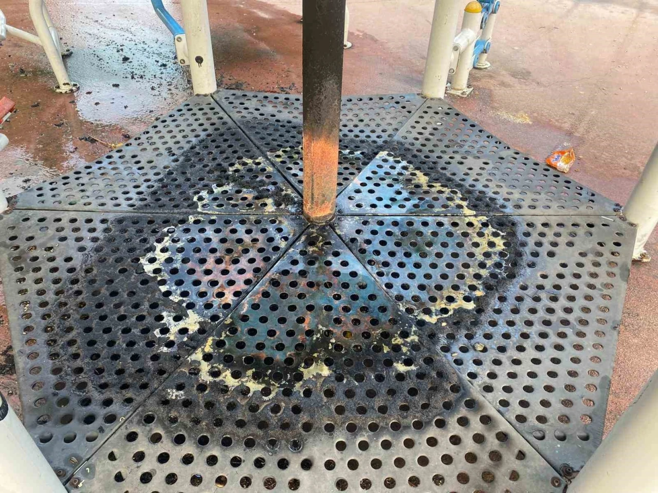 Parkta oynayan çocuklar oyuncağı ateşe verdi
