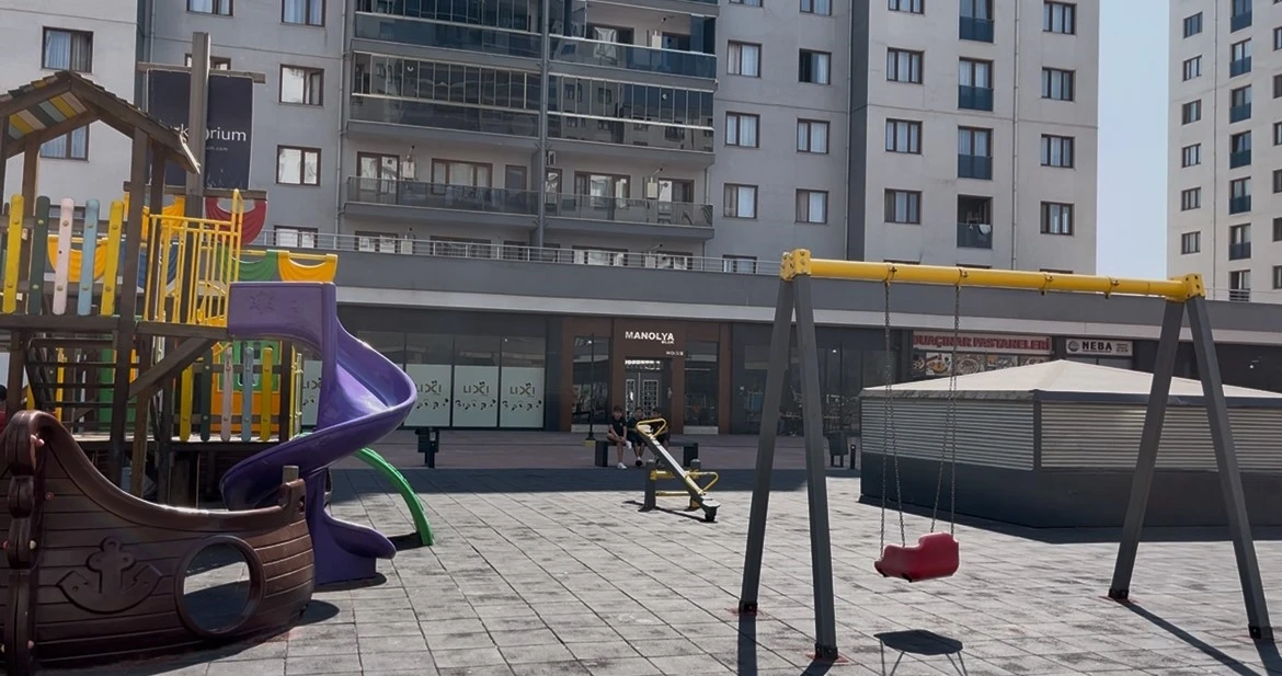 Parkta oynayan çocukları yerden yere vurdu
