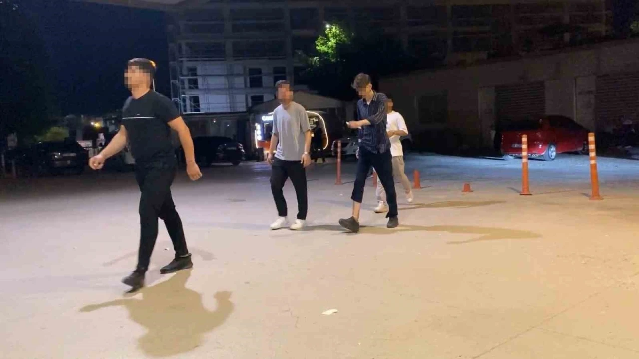 Parktaki gençlere pompalı tüfekle saldırdı: 10 yaralı