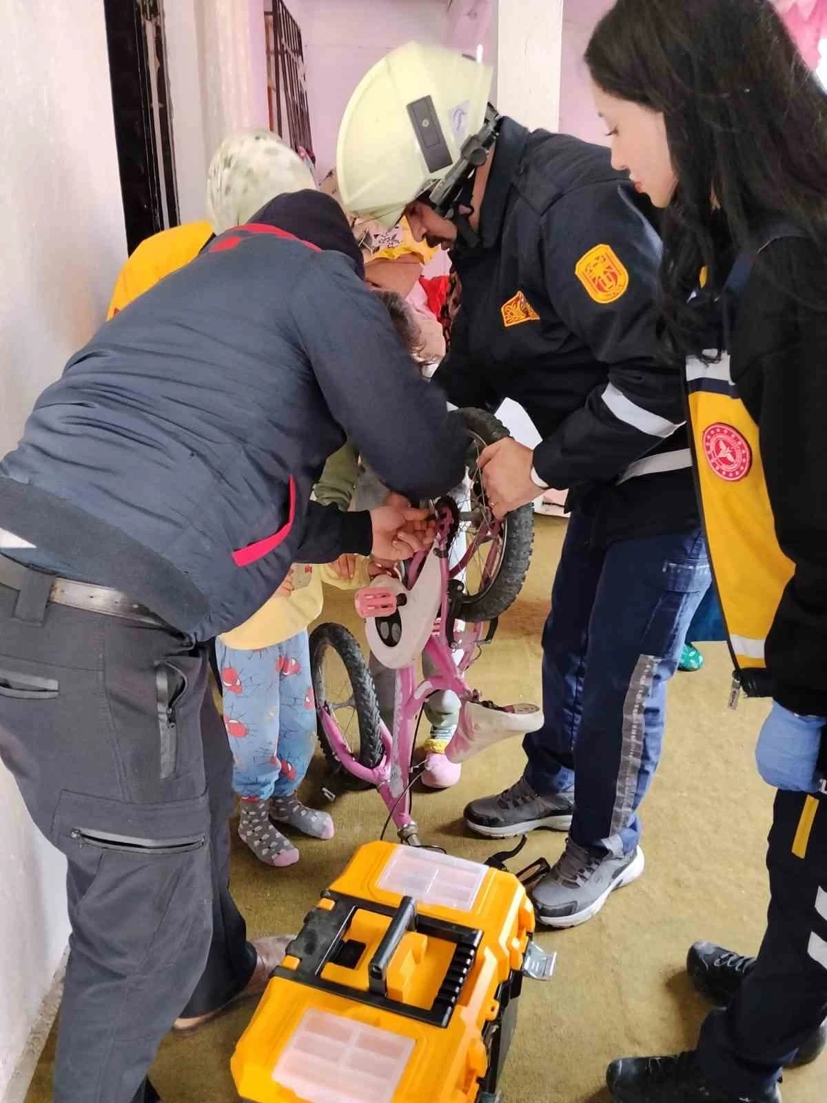 Parmağı bisiklet zincirine sıkışan &ccedil;ocuğu itfaiye kurtardı
