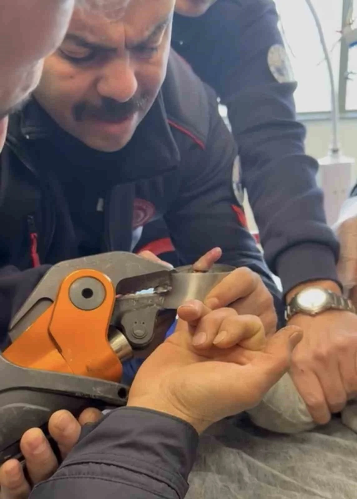 Parmağı &ccedil;elik k&uuml;ll&uuml;ğe sıkışan bebeğin imdadına itfaiye yetişti
