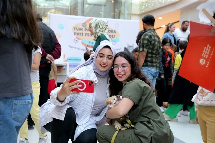 Pati Festivali renkli g&ouml;r&uuml;nt&uuml;lere sahne oldu
