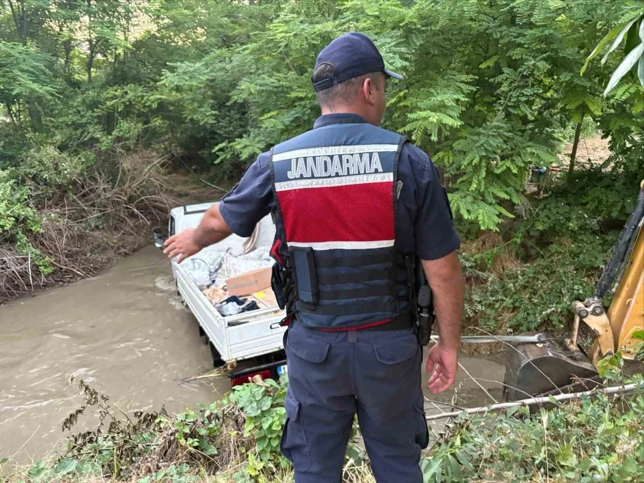 Patlayan boru kamyoneti dere i&ccedil;inde mahsur bıraktı
