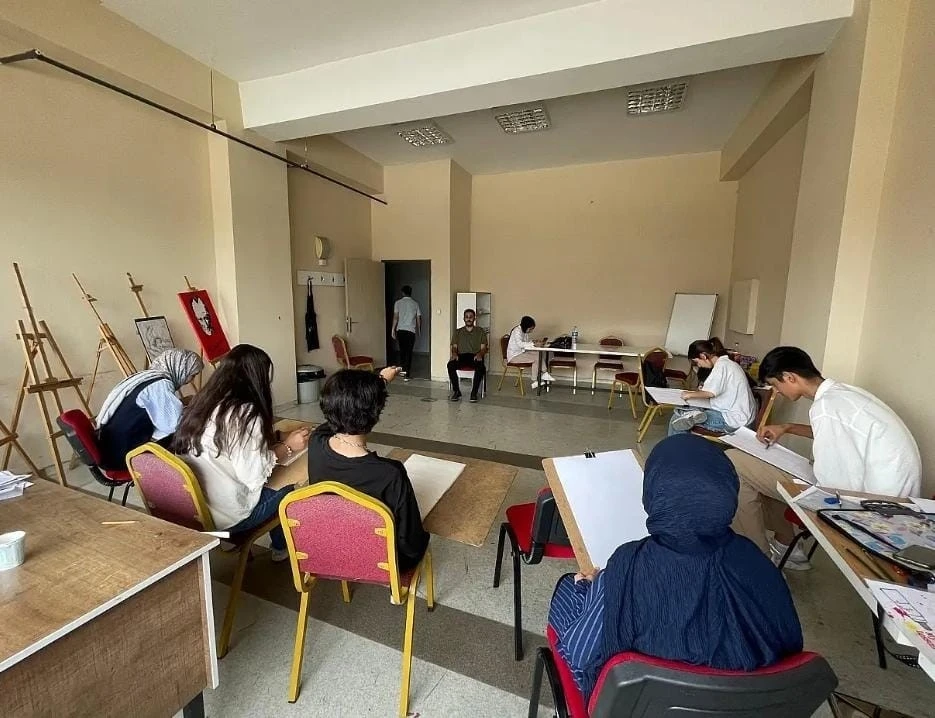 Patnos Gençlik Merkezi, yaz tatilini resim kurslarıyla renklendiriyor
