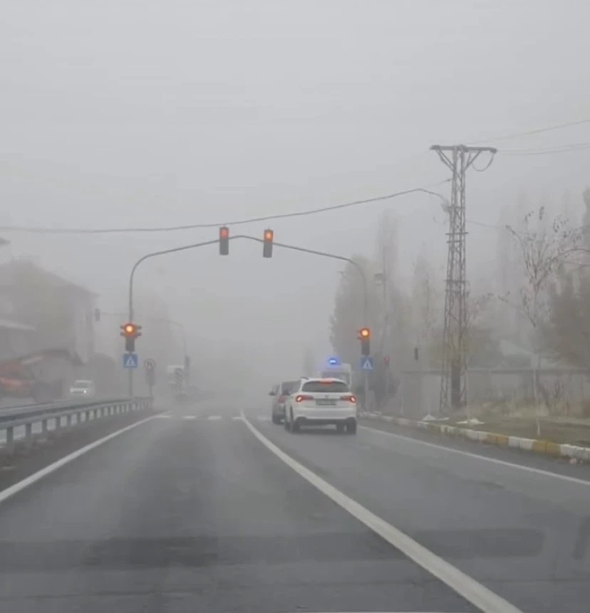 Patnos&rsquo;ta etkili olan yoğun sis g&uuml;nl&uuml;k hayatı olumsuz etkiledi
