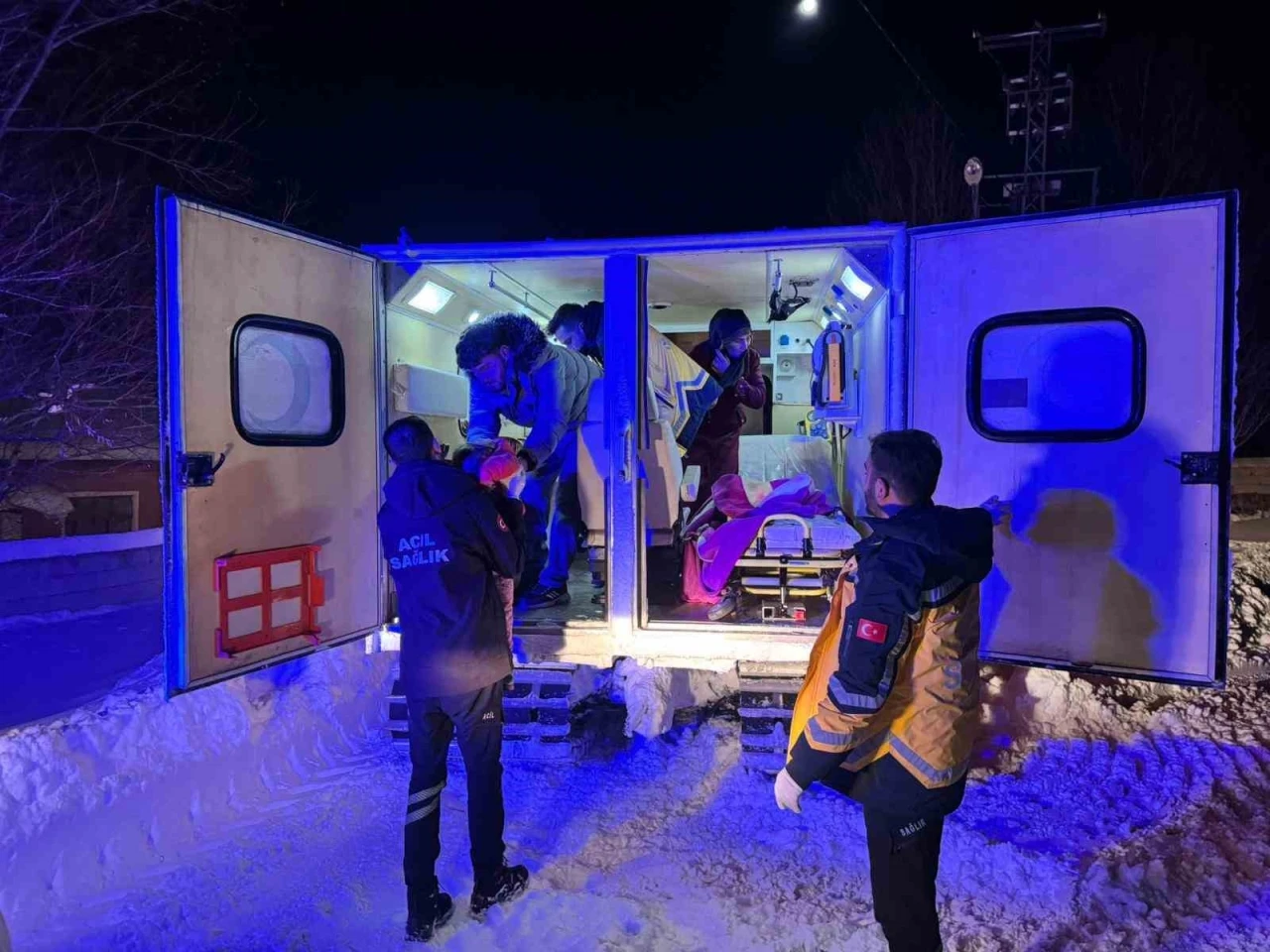 Patnos&rsquo;ta kar engeline rağmen 40 g&uuml;nl&uuml;k bebek kurtarıldı
