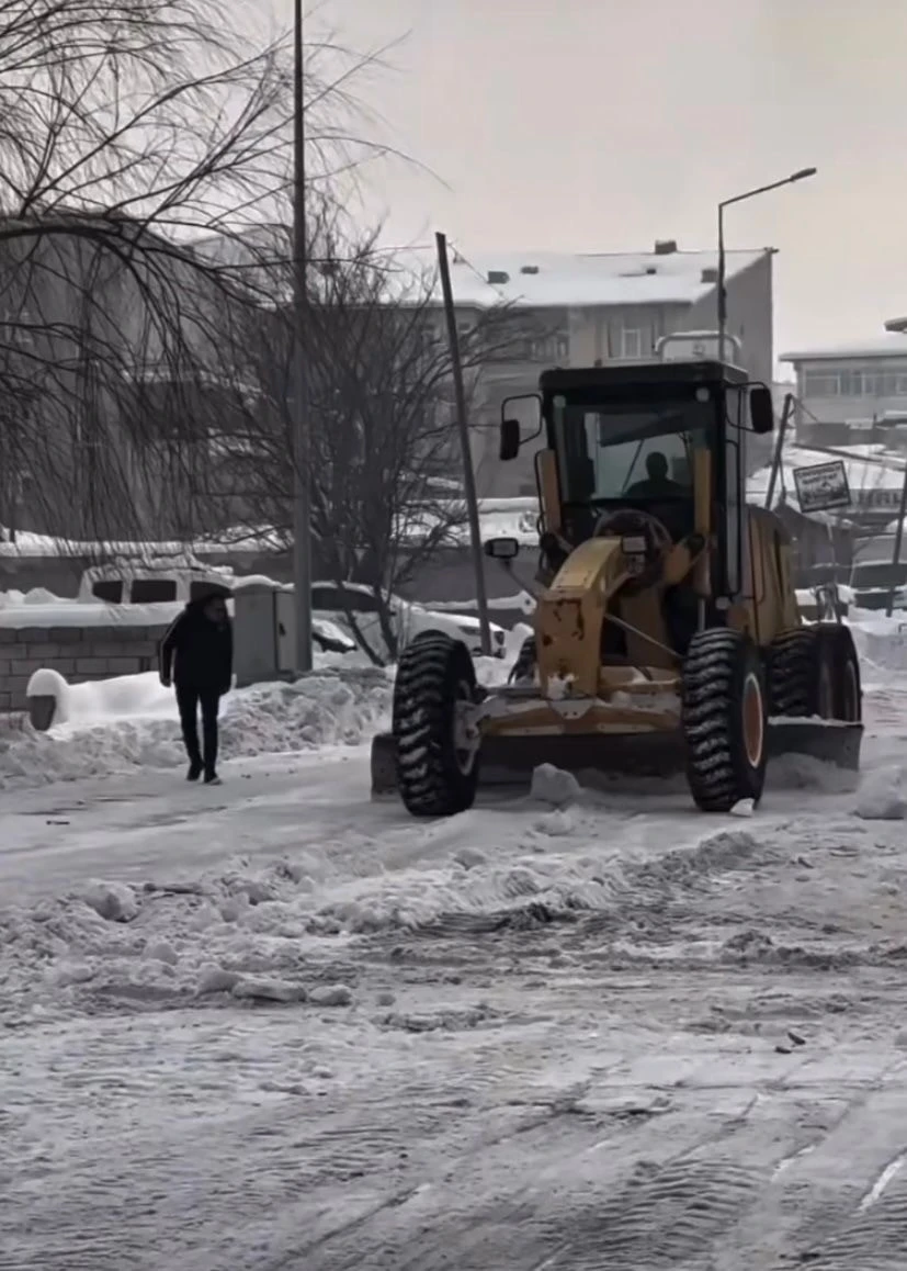 Patnos&rsquo;ta karla m&uuml;cadele &ccedil;alışmaları devam ediyor
