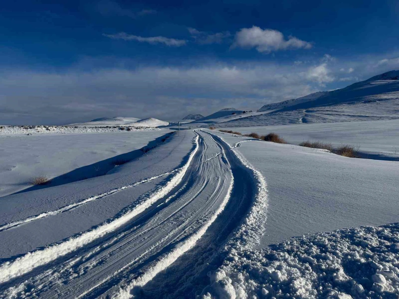 Patnos&rsquo;ta karla m&uuml;cadele devam ediyor
