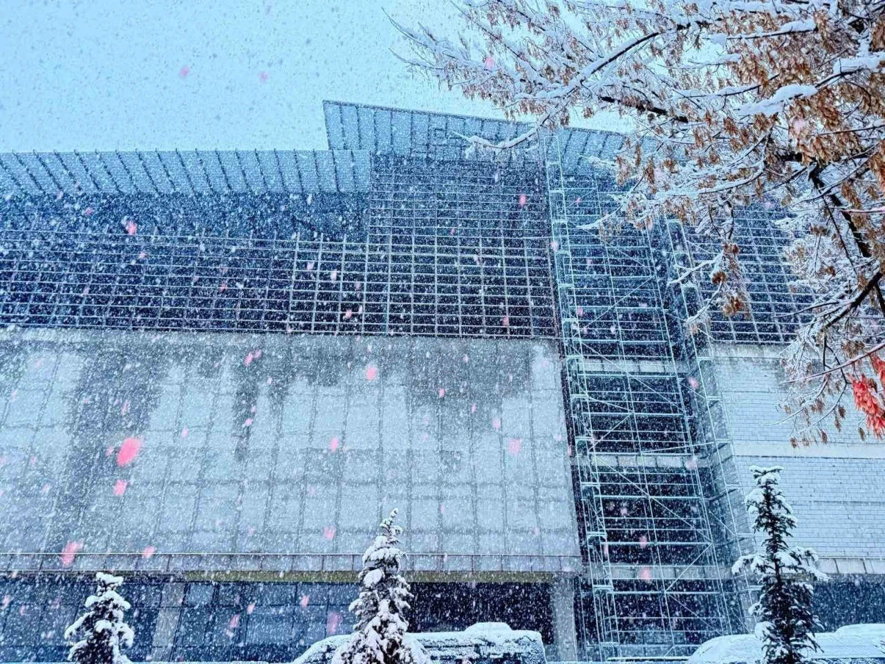 Patnos&rsquo;ta sıcak hava yerini kar yağışına bıraktı
