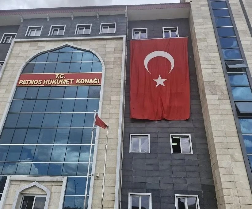 Patnos’ta sokaklar al bayrakla donatıldı
