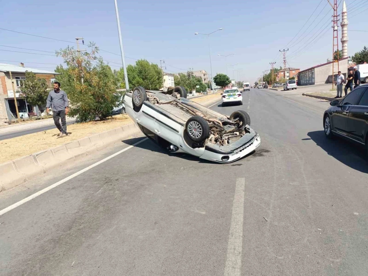 Patnos’ta takla atan araç sürücüsü ölümden döndü
